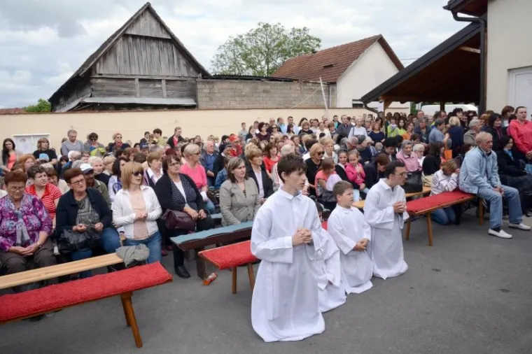 PETRINJA: Više stotina ljudi došlo je na duhovnu obnovu koju vodi velečasni Zlatko Sudac