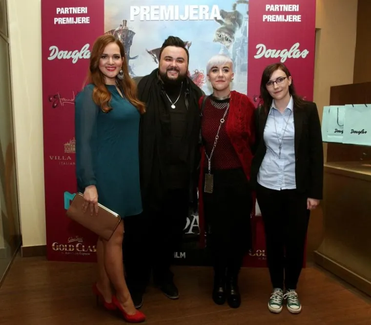 SLAVNI UŽIVALI U PREMIJERI: Nina Kraljić i Jacques Houdek se bacili jedno drugome u zagrljaj