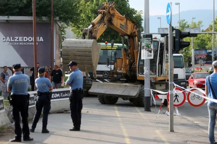 Objekti na toj parceli bili su posljednji u nizu koji su stajali na putu višemilijunskoj investiciji Grada Zagreba kojom je predviđeno proširenje Branimirove ulice.