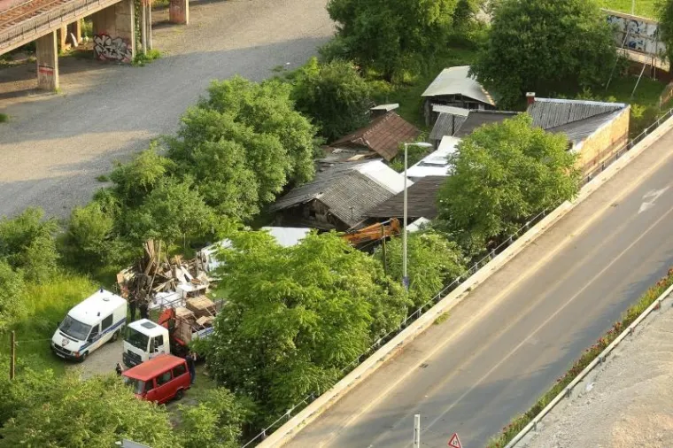 DAN NAKON DRAMATIČNE DELOŽACIJE: Počelo rušenje kuće na Heinzelovoj
