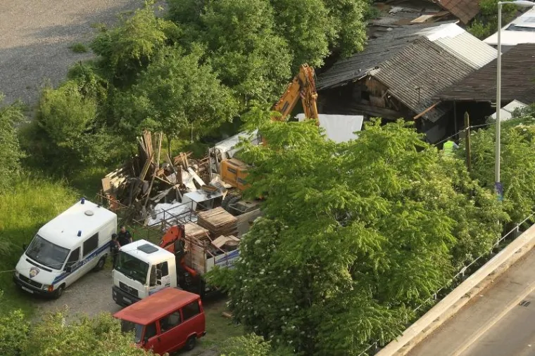 DAN NAKON DRAMATIČNE DELOŽACIJE: Počelo rušenje kuće na Heinzelovoj