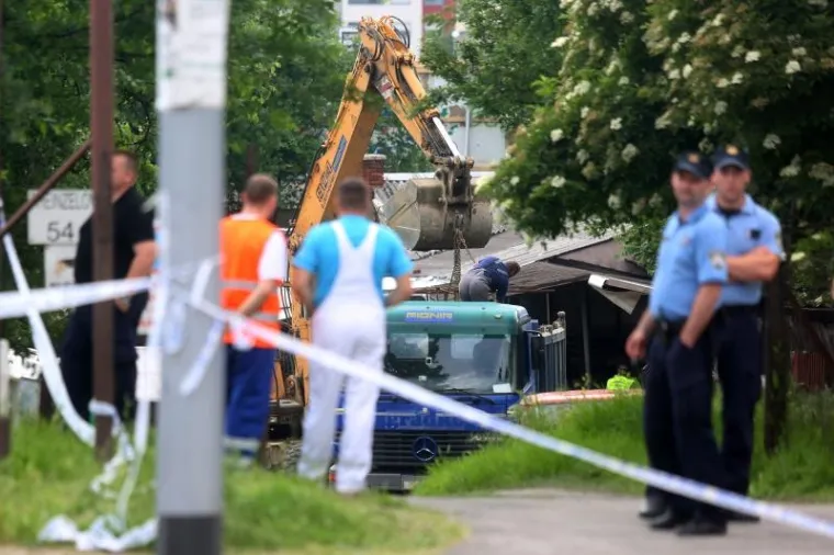 Nakon jučerašnje skoro cjelodnevne prisilne deložacije obitelji Brčina iz zadnje preostale kuće na trasi spoja Branimirove ulice u Zagrebu, radnici su danas počeli rušiti objekte i raščišćavati teren.
