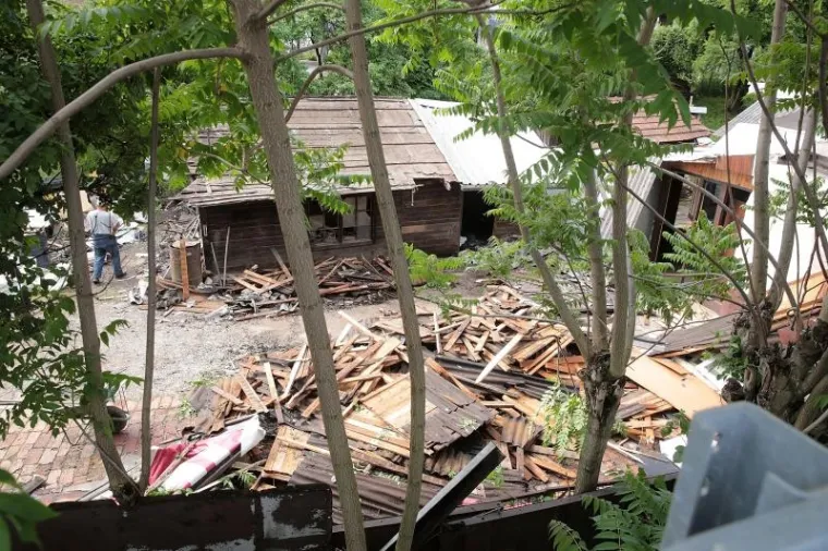 DAN NAKON DRAMATIČNE DELOŽACIJE: Počelo ru&scaron;enje kuće na Heinzelovoj