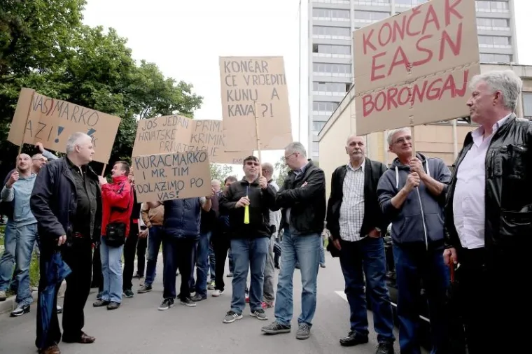 POBUNJENI RADNICI IZA&Scaron;LI NA ULICU: 'Končar je na&scaron;, Karamarko mar&scaron;'