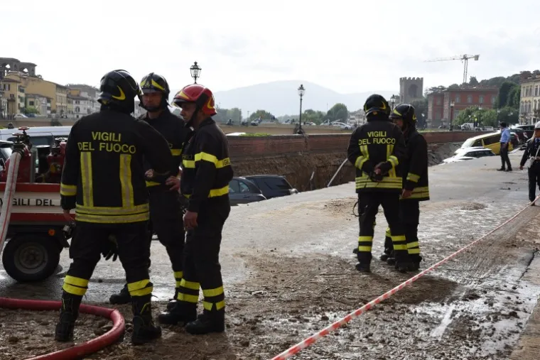 DRAMA U FIRENCI: Urušio se dio obale, dvadesetak automobila propalo u zemlju!