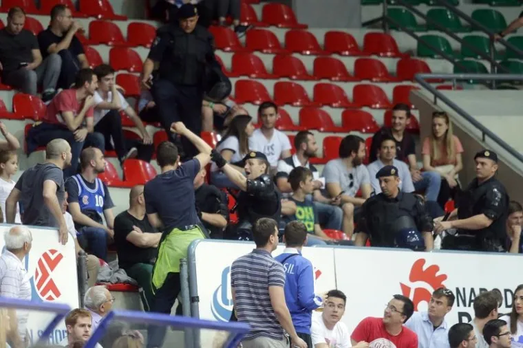 DRAMA POD TORNJEM: Policija morala smirivati podivljale navijače, nekoliko ih uhićeno