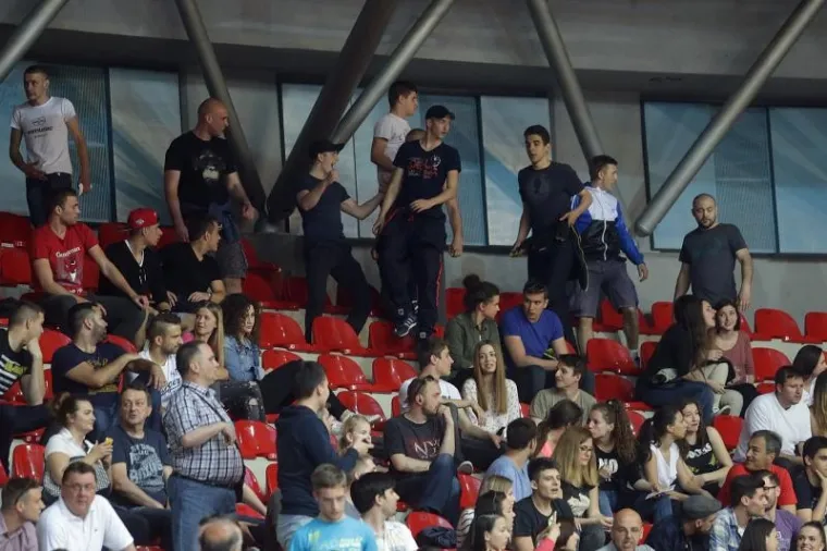 DRAMA POD TORNJEM: Policija morala smirivati podivljale navijače, nekoliko ih uhićeno