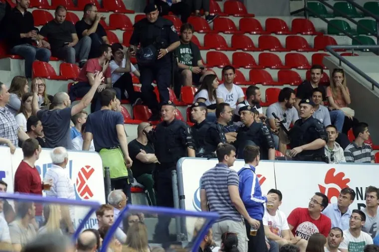 DRAMA POD TORNJEM: Policija morala smirivati podivljale navijače, nekoliko ih uhićeno