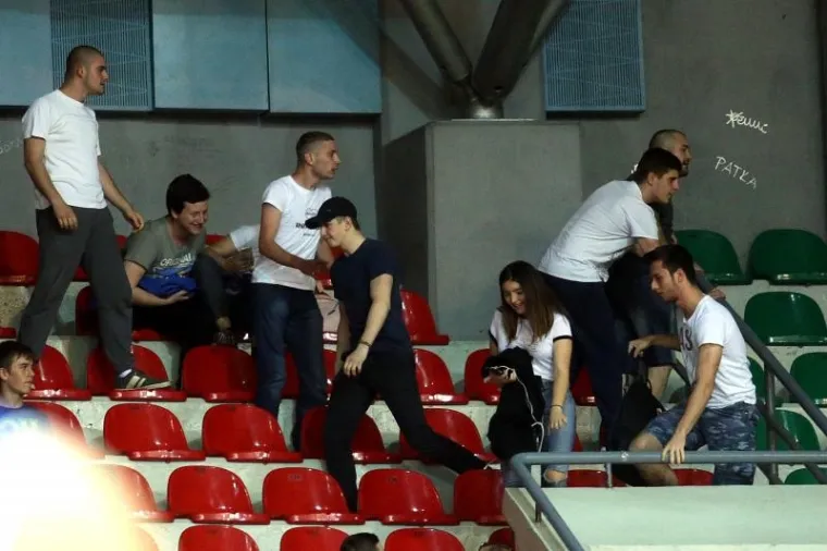 DRAMA POD TORNJEM: Policija morala smirivati podivljale navijače, nekoliko ih uhićeno