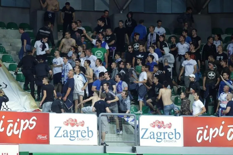 DRAMA POD TORNJEM: Policija morala smirivati podivljale navijače, nekoliko ih uhićeno