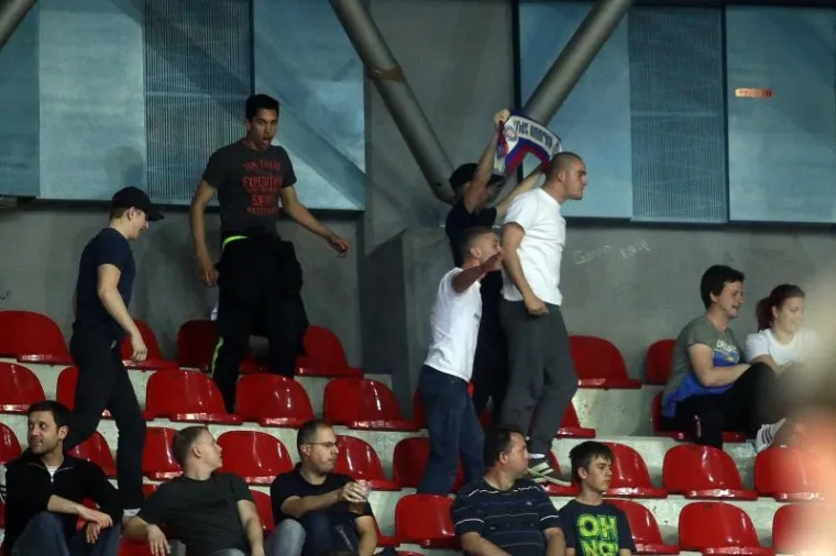 DRAMA POD TORNJEM: Policija morala smirivati podivljale navijače, nekoliko ih uhićeno