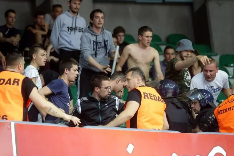 DRAMA POD TORNJEM: Policija morala smirivati podivljale navijače, nekoliko ih uhićeno