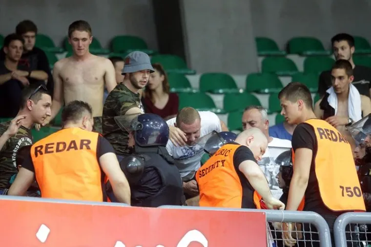 DRAMA POD TORNJEM: Policija morala smirivati podivljale navijače, nekoliko ih uhićeno