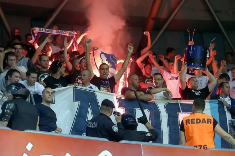 DRAMA POD TORNJEM: Policija morala smirivati podivljale navijače, nekoliko ih uhićeno