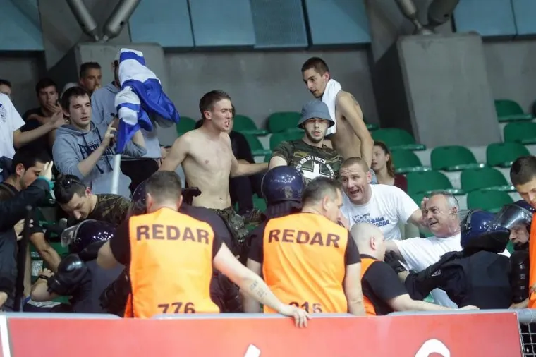 DRAMA POD TORNJEM: Policija morala smirivati podivljale navijače, nekoliko ih uhićeno