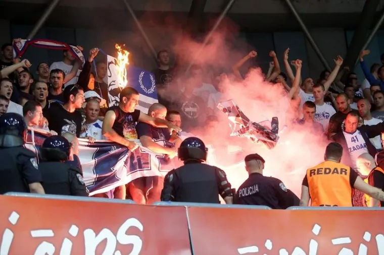 DRAMA POD TORNJEM: Policija morala smirivati podivljale navijače, nekoliko ih uhićeno