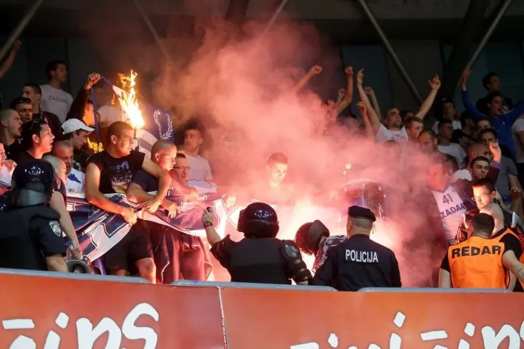 DRAMA POD TORNJEM: Policija morala smirivati podivljale navijače, nekoliko ih uhićeno