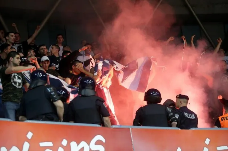 DRAMA POD TORNJEM: Policija morala smirivati podivljale navijače, nekoliko ih uhićeno