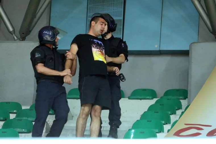 DRAMA POD TORNJEM: Policija morala smirivati podivljale navijače, nekoliko ih uhićeno