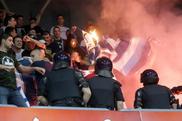 DRAMA POD TORNJEM: Policija morala smirivati podivljale navijače, nekoliko ih uhićeno