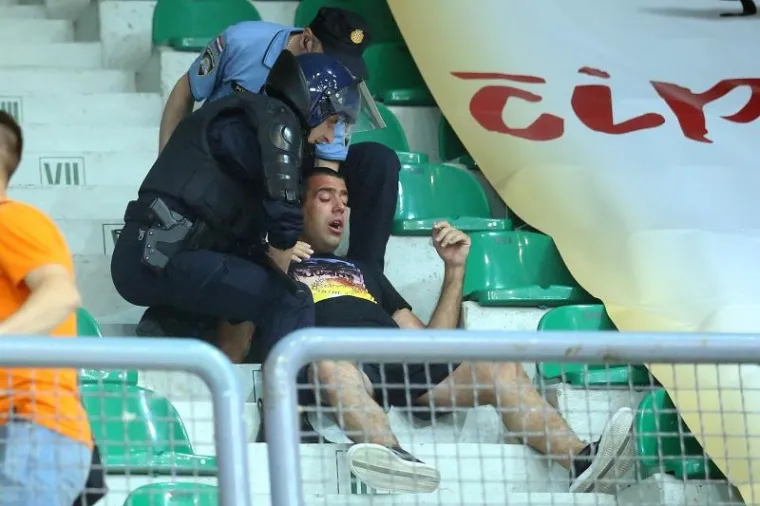 DRAMA POD TORNJEM: Policija morala smirivati podivljale navijače, nekoliko ih uhićeno