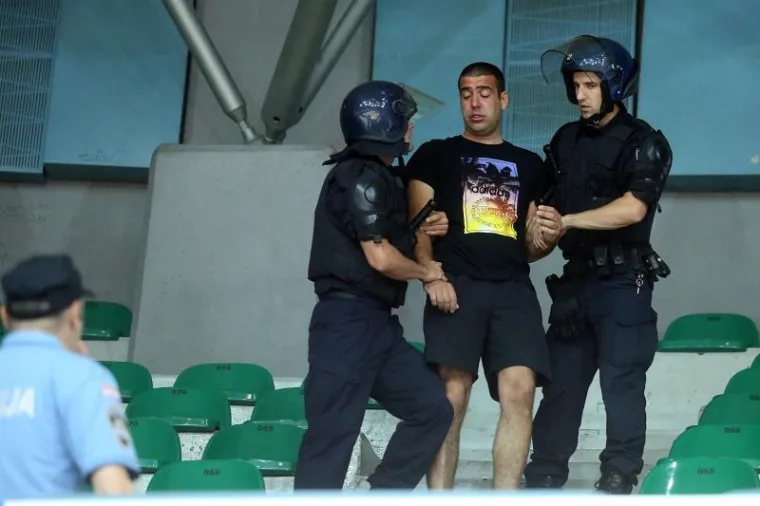 DRAMA POD TORNJEM: Policija morala smirivati podivljale navijače, nekoliko ih uhićeno