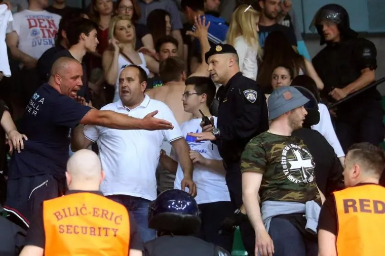 DRAMA POD TORNJEM: Policija morala smirivati podivljale navijače, nekoliko ih uhićeno