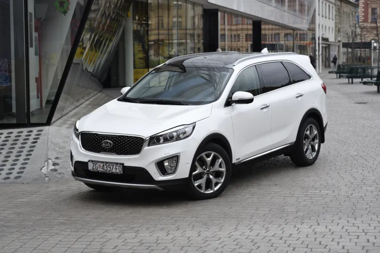 Velika kromirana prednja maska, predimenzionirane maglenke i široko razmaknuta prednja svjetla bi na nekom automobilu izgledala kao kič, ali ne i na Sorentu.