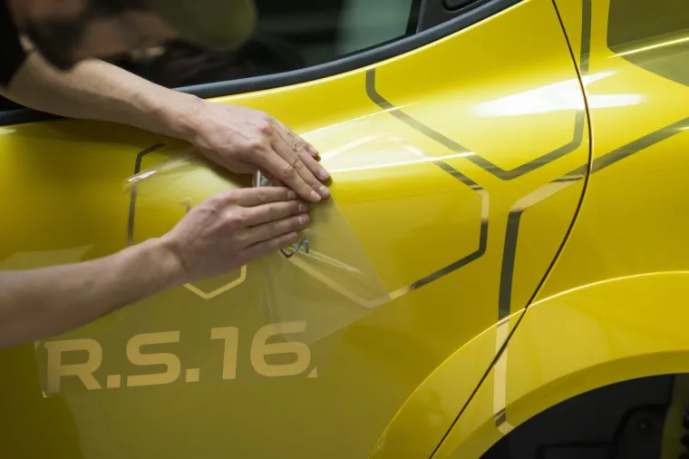 SVAKA SLIČNOST S BOLIDOM JE NAMJERNA: Upoznajte Renault Clio R.S.16