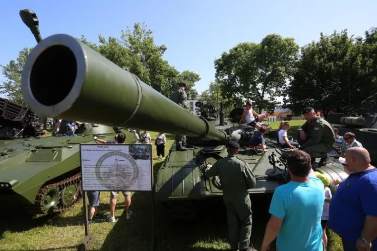 HRVATSKA VOJSKA ZAPOSJELA JARUN: Građani s velikim zanimanjem razgledavali tenkove, helikoptere, strojnice...