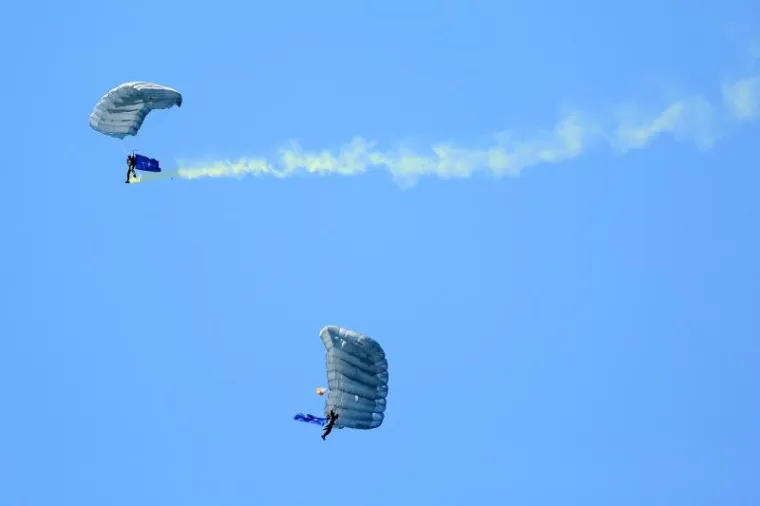 HRVATSKA VOJSKA ZAPOSJELA JARUN: Građani s velikim zanimanjem razgledavali tenkove, helikoptere, strojnice...