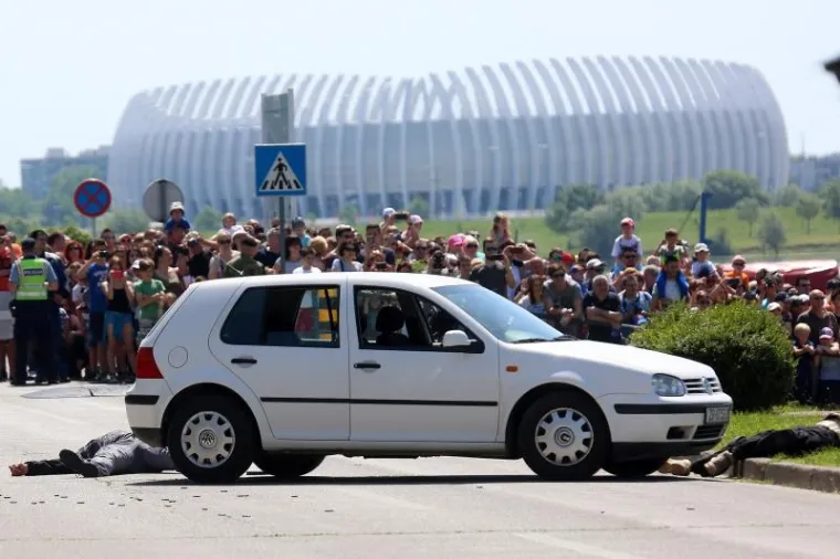 HRVATSKA VOJSKA ZAPOSJELA JARUN: Građani s velikim zanimanjem razgledavali tenkove, helikoptere, strojnice...