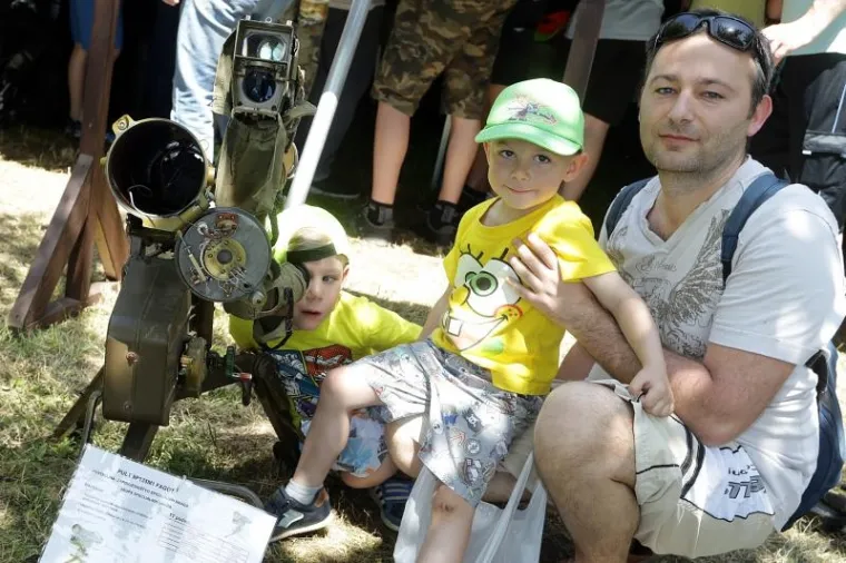 HRVATSKA VOJSKA ZAPOSJELA JARUN: Građani s velikim zanimanjem razgledavali tenkove, helikoptere, strojnice...