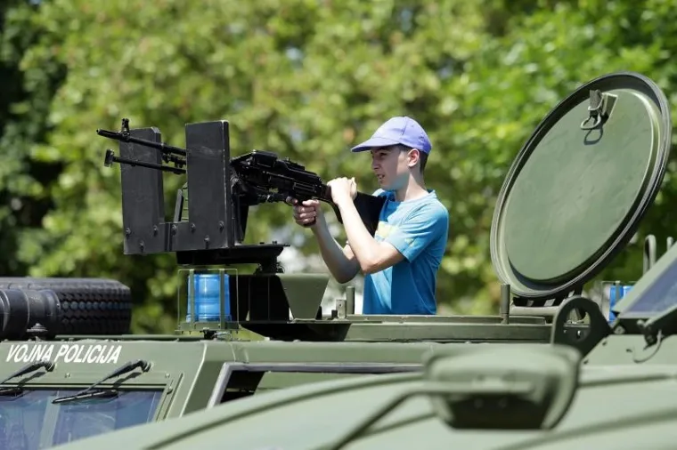 HRVATSKA VOJSKA ZAPOSJELA JARUN: Građani s velikim zanimanjem razgledavali tenkove, helikoptere, strojnice...