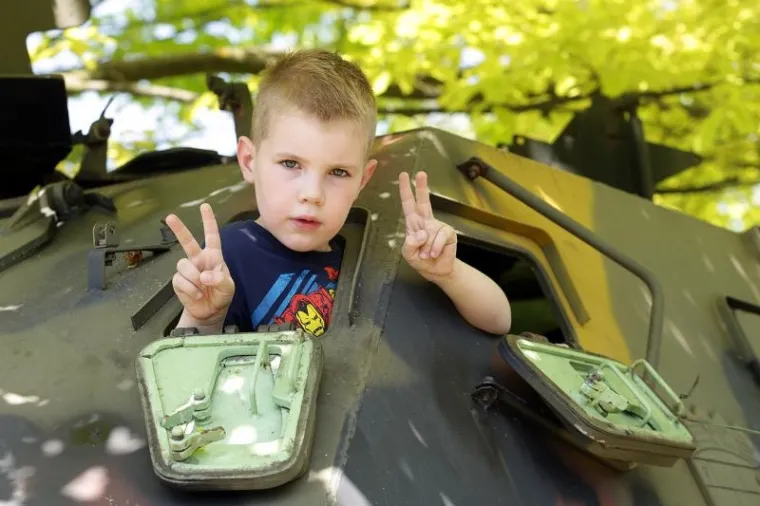 HRVATSKA VOJSKA ZAPOSJELA JARUN: Građani s velikim zanimanjem razgledavali tenkove, helikoptere, strojnice...