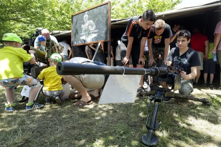 HRVATSKA VOJSKA ZAPOSJELA JARUN: Građani s velikim zanimanjem razgledavali tenkove, helikoptere, strojnice...