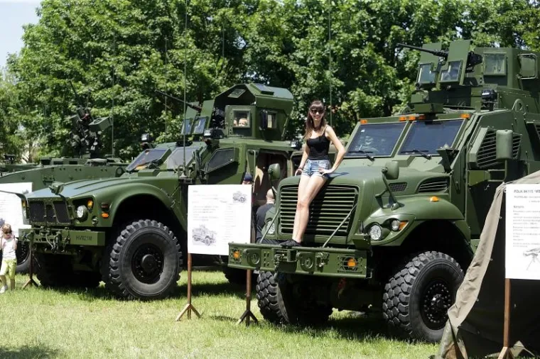 HRVATSKA VOJSKA ZAPOSJELA JARUN: Građani s velikim zanimanjem razgledavali tenkove, helikoptere, strojnice...