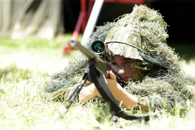 HRVATSKA VOJSKA ZAPOSJELA JARUN: Građani s velikim zanimanjem razgledavali tenkove, helikoptere, strojnice...