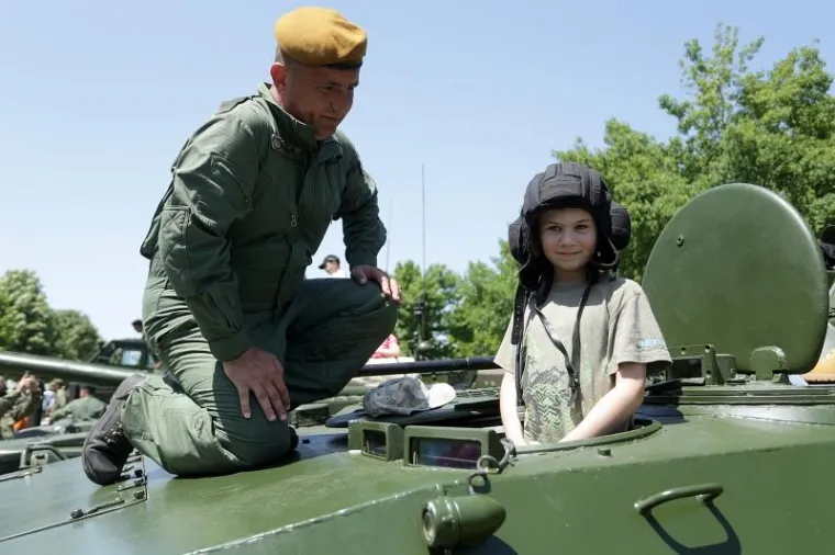 HRVATSKA VOJSKA ZAPOSJELA JARUN: Građani s velikim zanimanjem razgledavali tenkove, helikoptere, strojnice...
