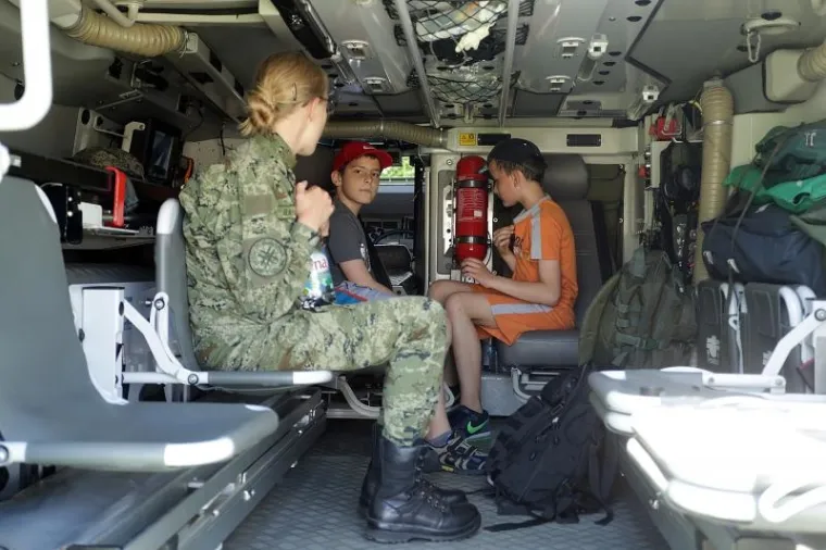 HRVATSKA VOJSKA ZAPOSJELA JARUN: Građani s velikim zanimanjem razgledavali tenkove, helikoptere, strojnice...