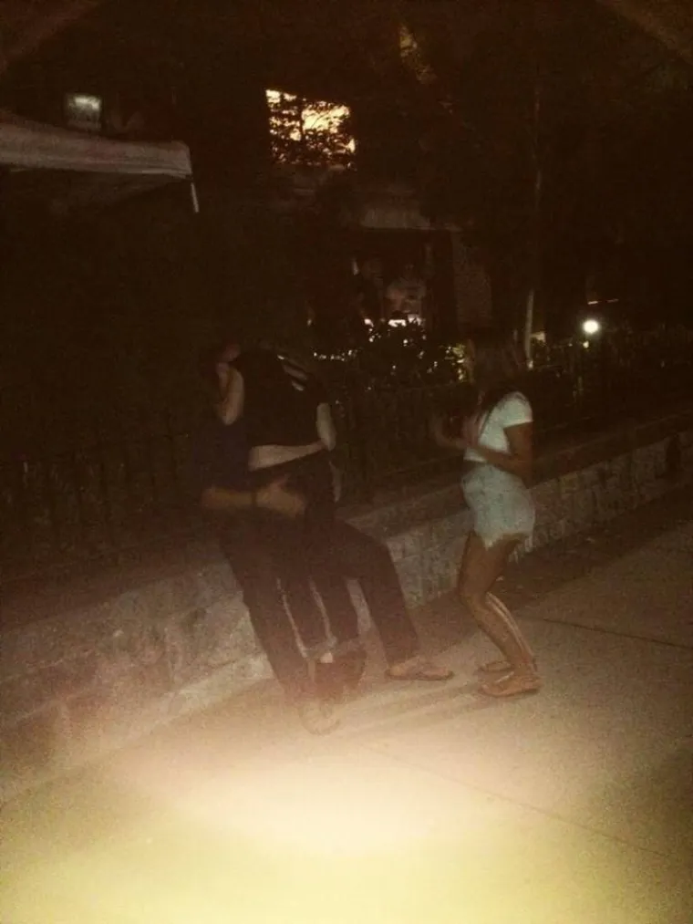 LJUBAKAJU SE KAO DA SU SAMI NA SVIJETU, A ONA IH SLIKA: Prona&scaron;la bizarni hobi i podijelila ga s internetom