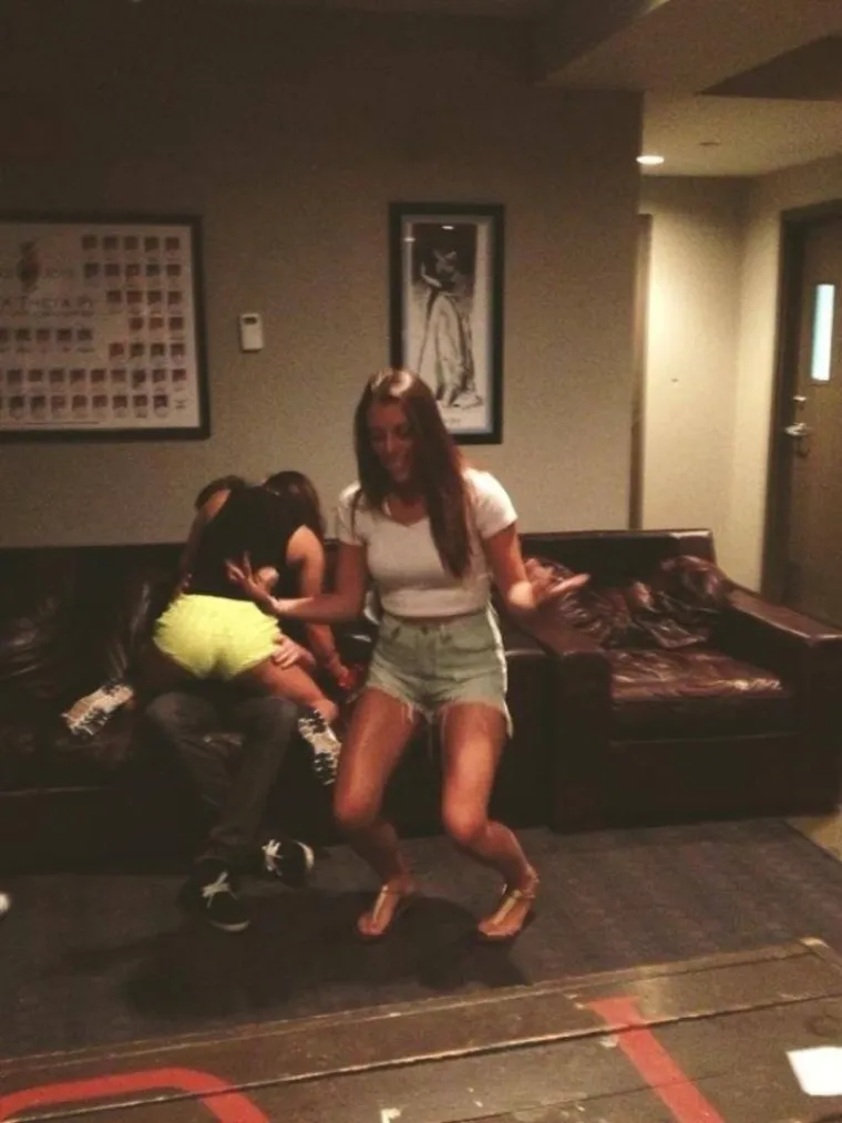 LJUBAKAJU SE KAO DA SU SAMI NA SVIJETU, A ONA IH SLIKA: Prona&scaron;la bizarni hobi i podijelila ga s internetom