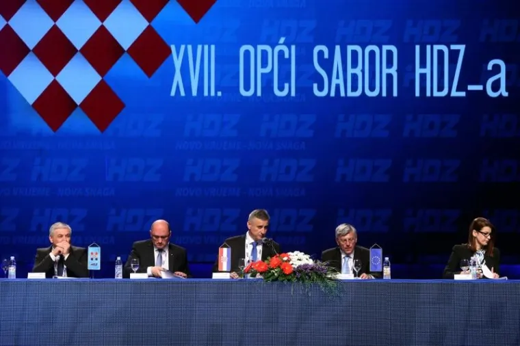 HDZ-ov opći izborni sabor, počeo je u podne u koncertnoj dvorani Vatroslava Lisinskog. Izabrat će novog zamjenika predsjednika, potpredsjednike i članove Predsjedništva stranke te ostala tijela nužna za funkcioniranje stranke u narednom četverogodišnjem razdoblju. Na saboru nema predstavnika Mosta.