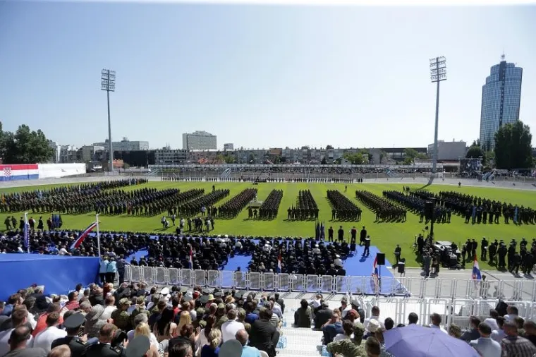 Središnja svečanost povodom 25. obljetnice formiranja Oružanih snaga Republike Hrvatske, Dana Oružanih snaga Republike Hrvatske i Dana Hrvatske kopnene vojske odrzana je na stadionu NK Zagreb u Kranjčevićevoj ulici