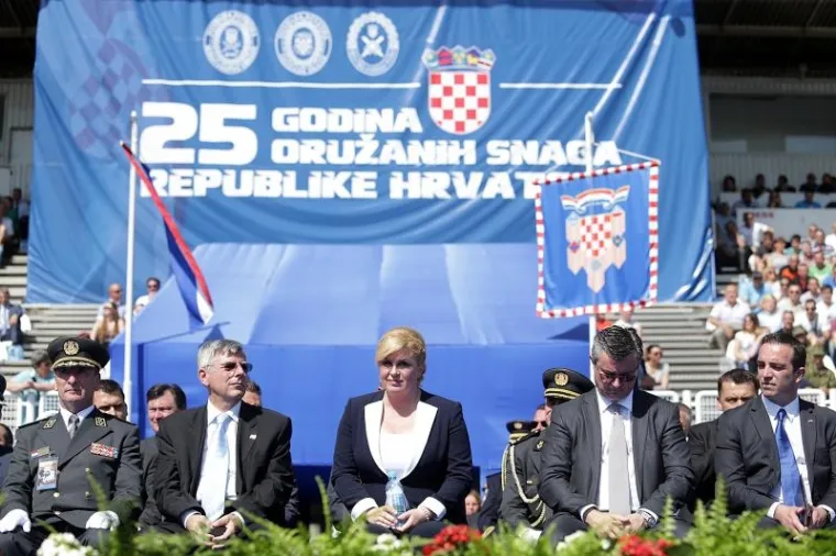 PROSLAVA DANA ORUŽANIH SNAGA RH: Pogledajte kako je izgledalo svečano postrojavanje vojske
