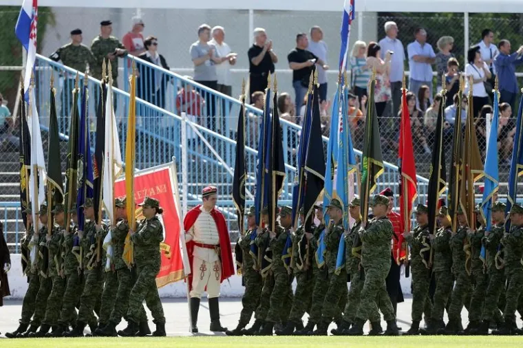 PROSLAVA DANA ORUŽANIH SNAGA RH: Pogledajte kako je izgledalo svečano postrojavanje vojske