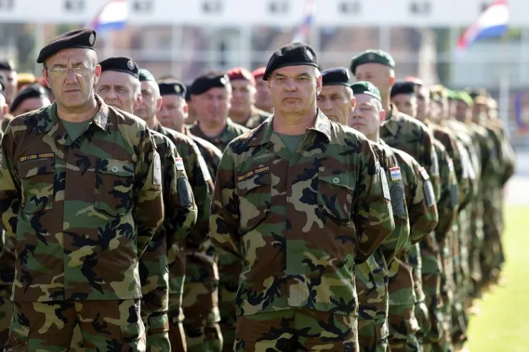 PROSLAVA DANA ORUŽANIH SNAGA RH: Pogledajte kako je izgledalo svečano postrojavanje vojske