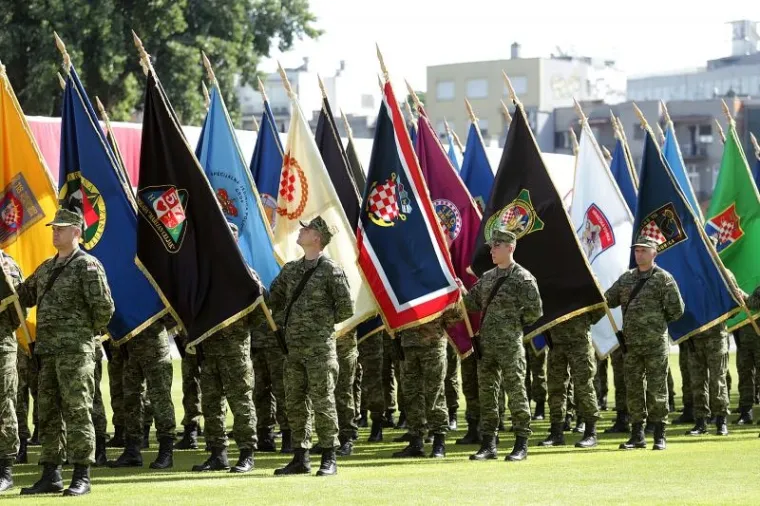 PROSLAVA DANA ORUŽANIH SNAGA RH: Pogledajte kako je izgledalo svečano postrojavanje vojske