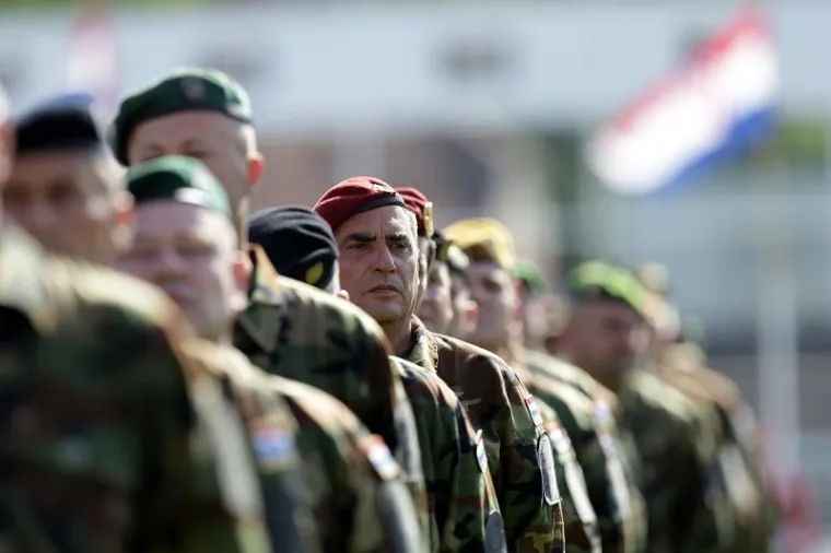 PROSLAVA DANA ORUŽANIH SNAGA RH: Pogledajte kako je izgledalo svečano postrojavanje vojske