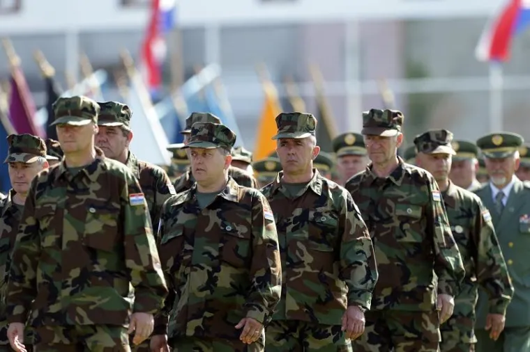 PROSLAVA DANA ORUŽANIH SNAGA RH: Pogledajte kako je izgledalo svečano postrojavanje vojske